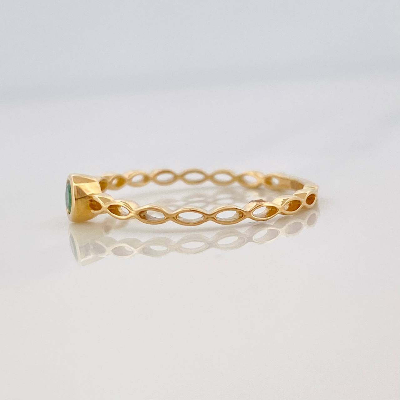 Anillo Solitario Churumbela Esmeralda 0.11pts 1g / T5 3/4 Oro Amarillo 18K