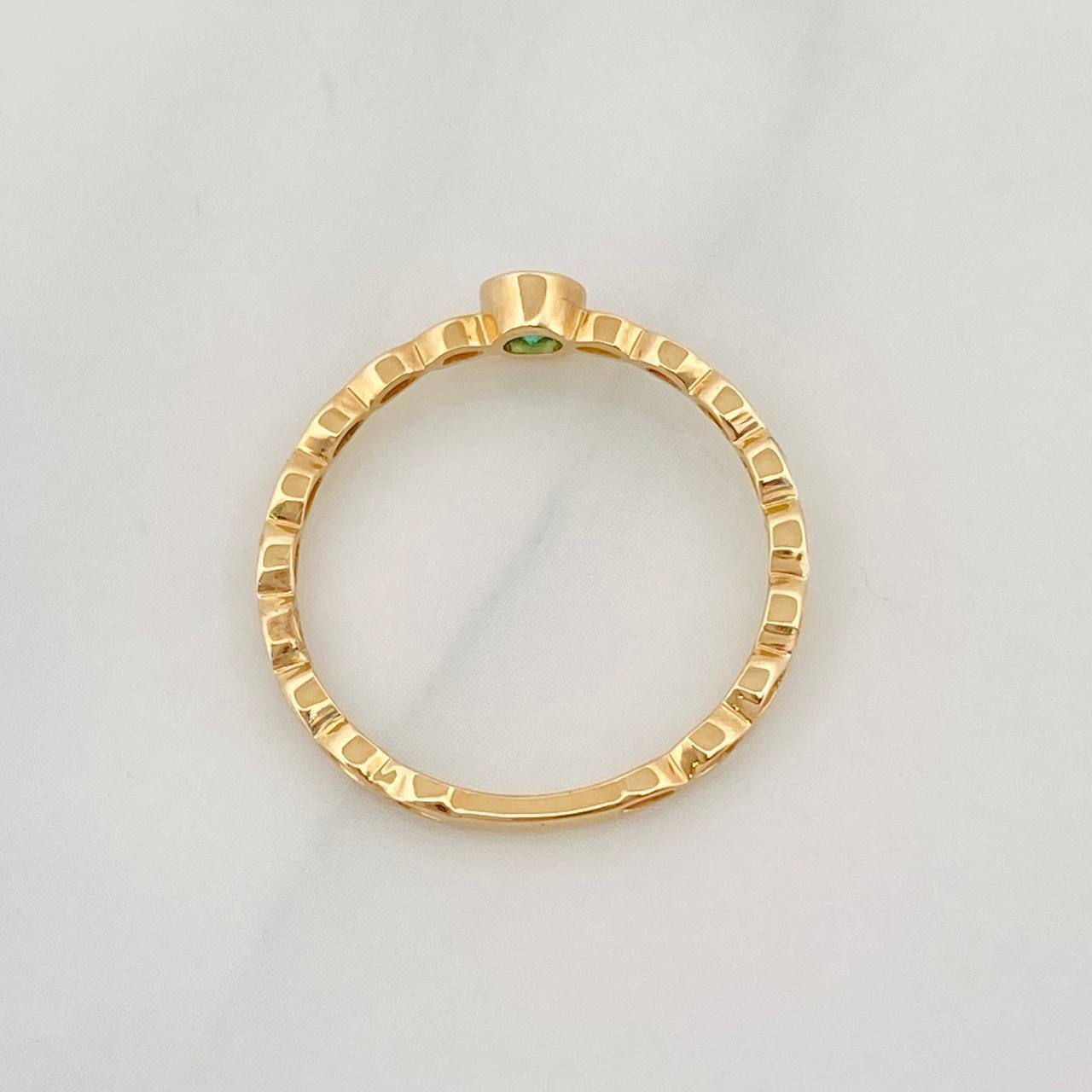 Anillo Solitario Churumbela Esmeralda 0.11pts 1g / T5 3/4 Oro Amarillo 18K