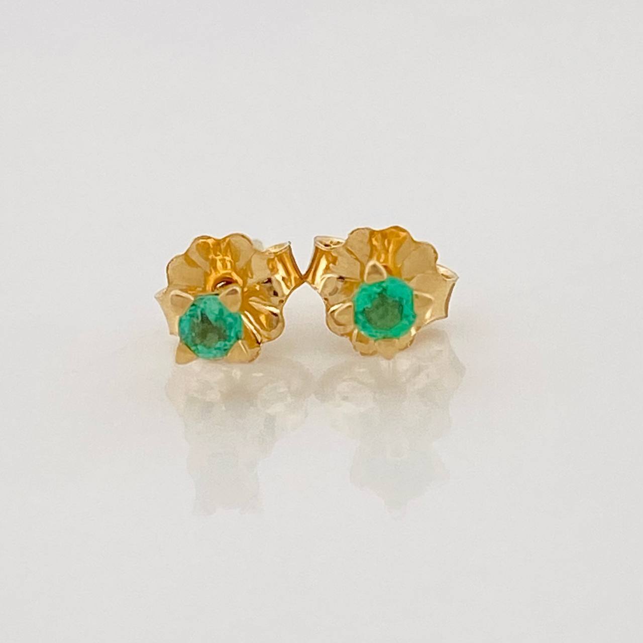 Topos Cuatro Garras Esmeraldas 0.12pts 0.75g / in / 2.69mm Oro Amarillo 18K