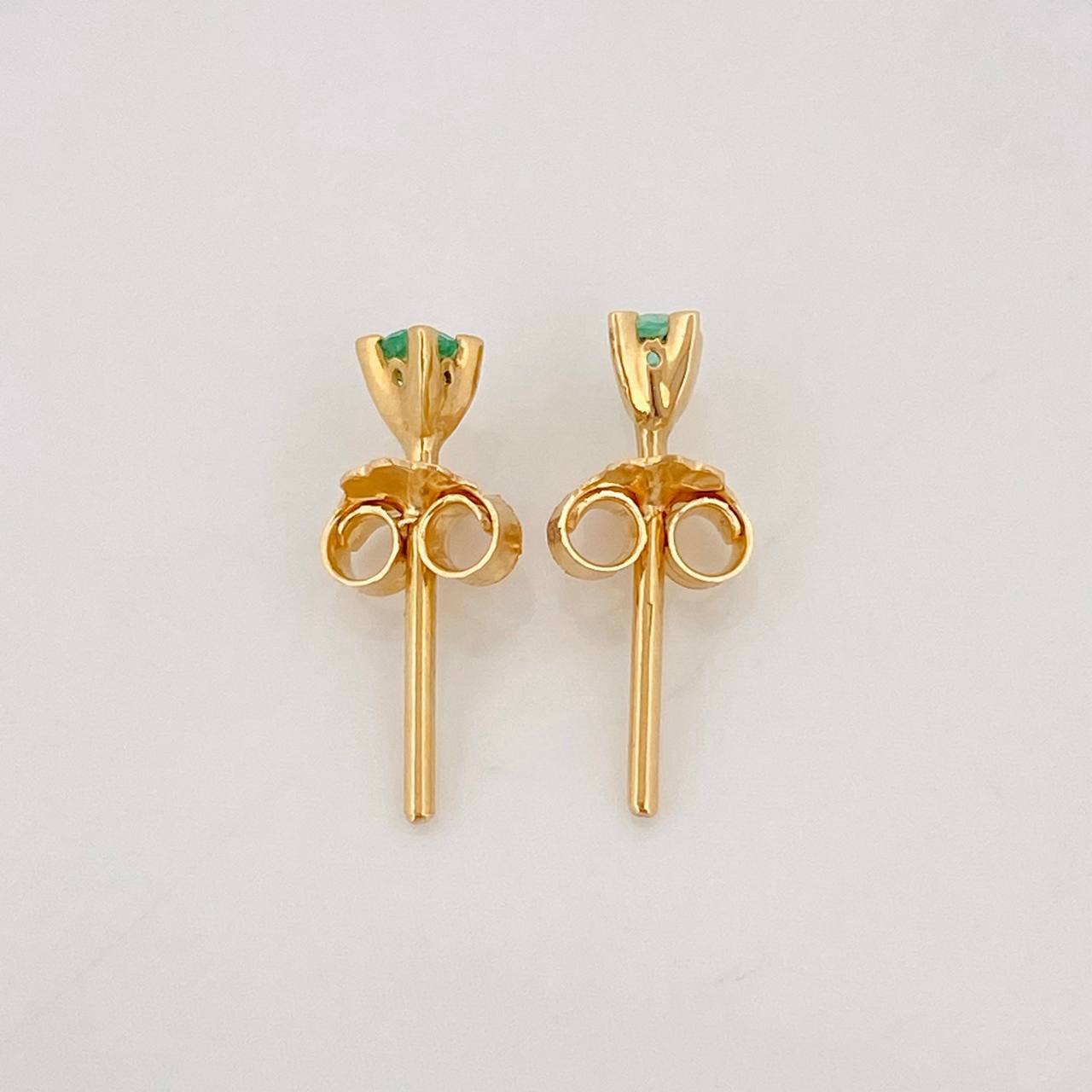Topos Cuatro Garras Esmeraldas 0.12pts 0.75g / in / 2.69mm Oro Amarillo 18K