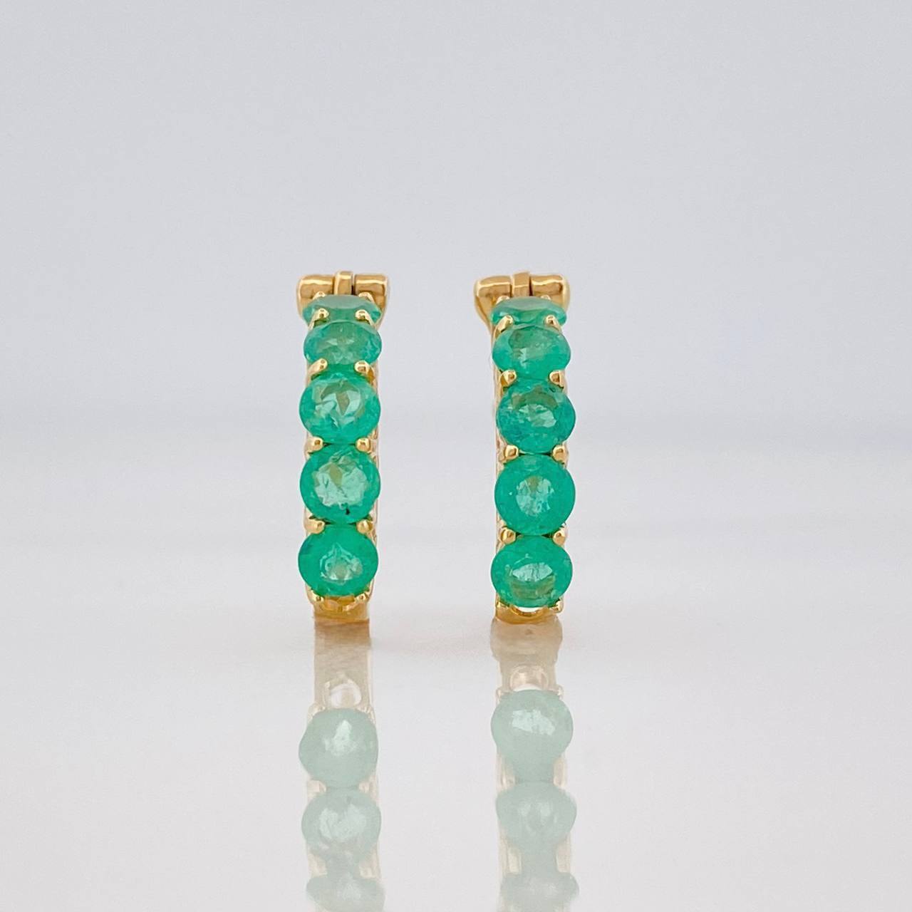 Candongas Omega Esmeraldas 0.97pts 2.5g / 1/2 in Oro Amarillo 18K
