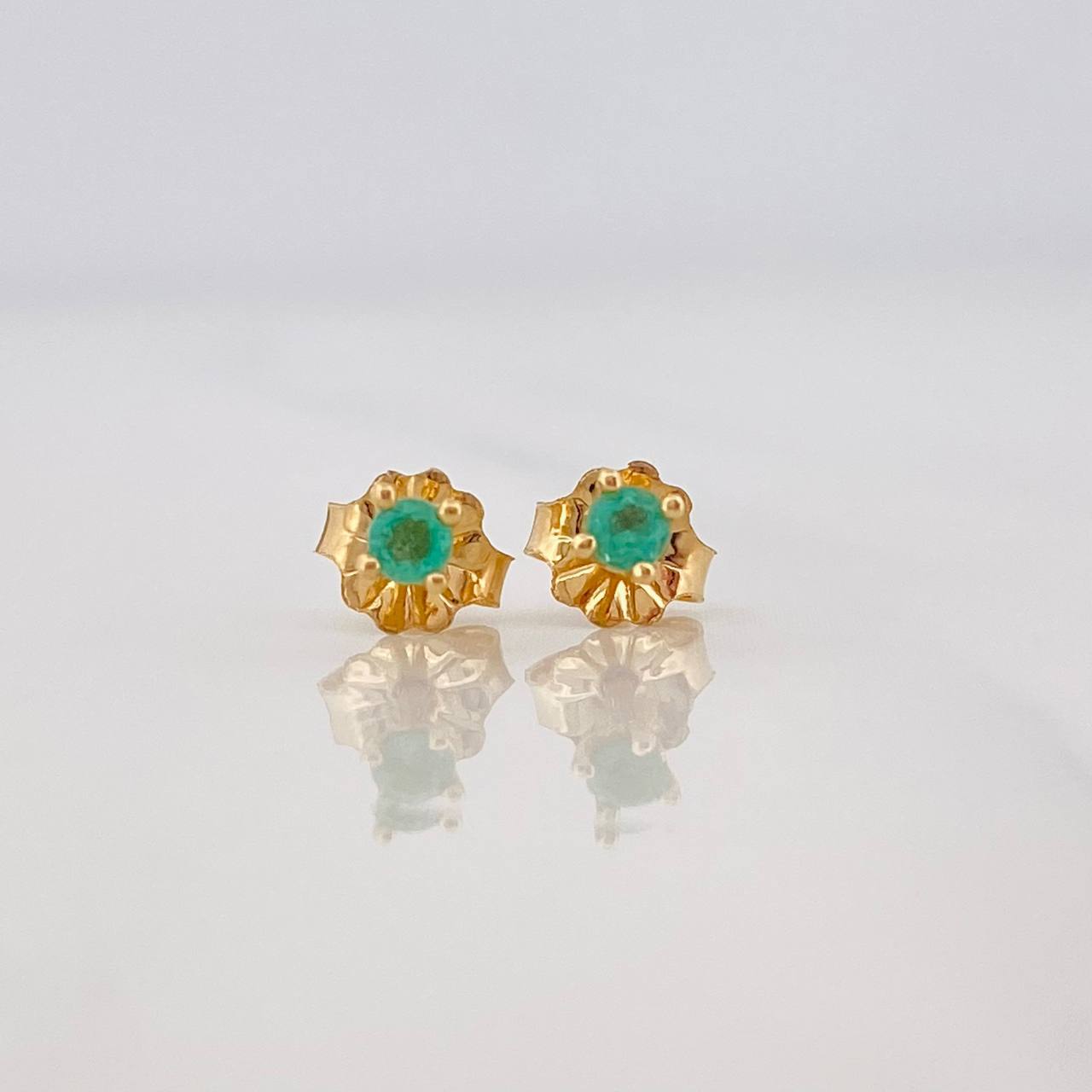 Topos Cuatro Garras Esmeraldas 0.12pts 0.75g / in / 2.7mm Oro Amarillo 18K