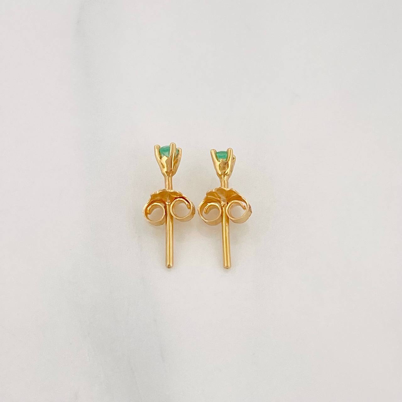 Topos Cuatro Garras Esmeraldas 0.12pts 0.75g / in / 2.7mm Oro Amarillo 18K