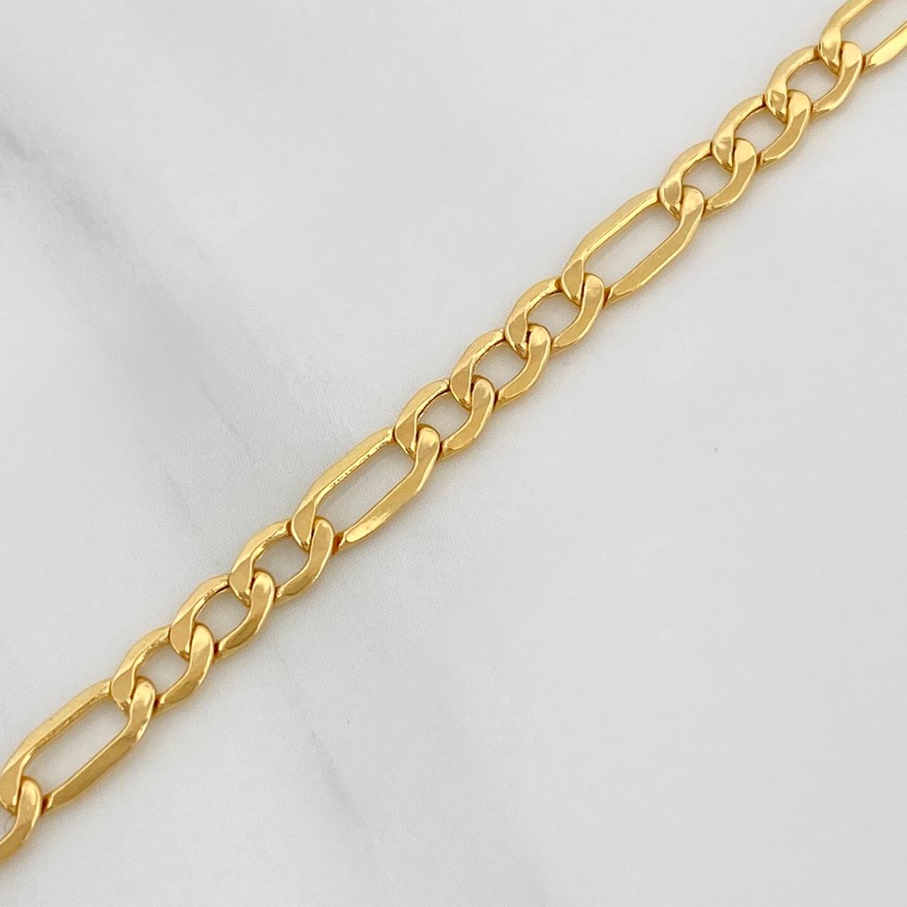 Cadena Figaro 5.85gr / 25 1/2 in / 3.5mm Oro Amarillo +1 18K $