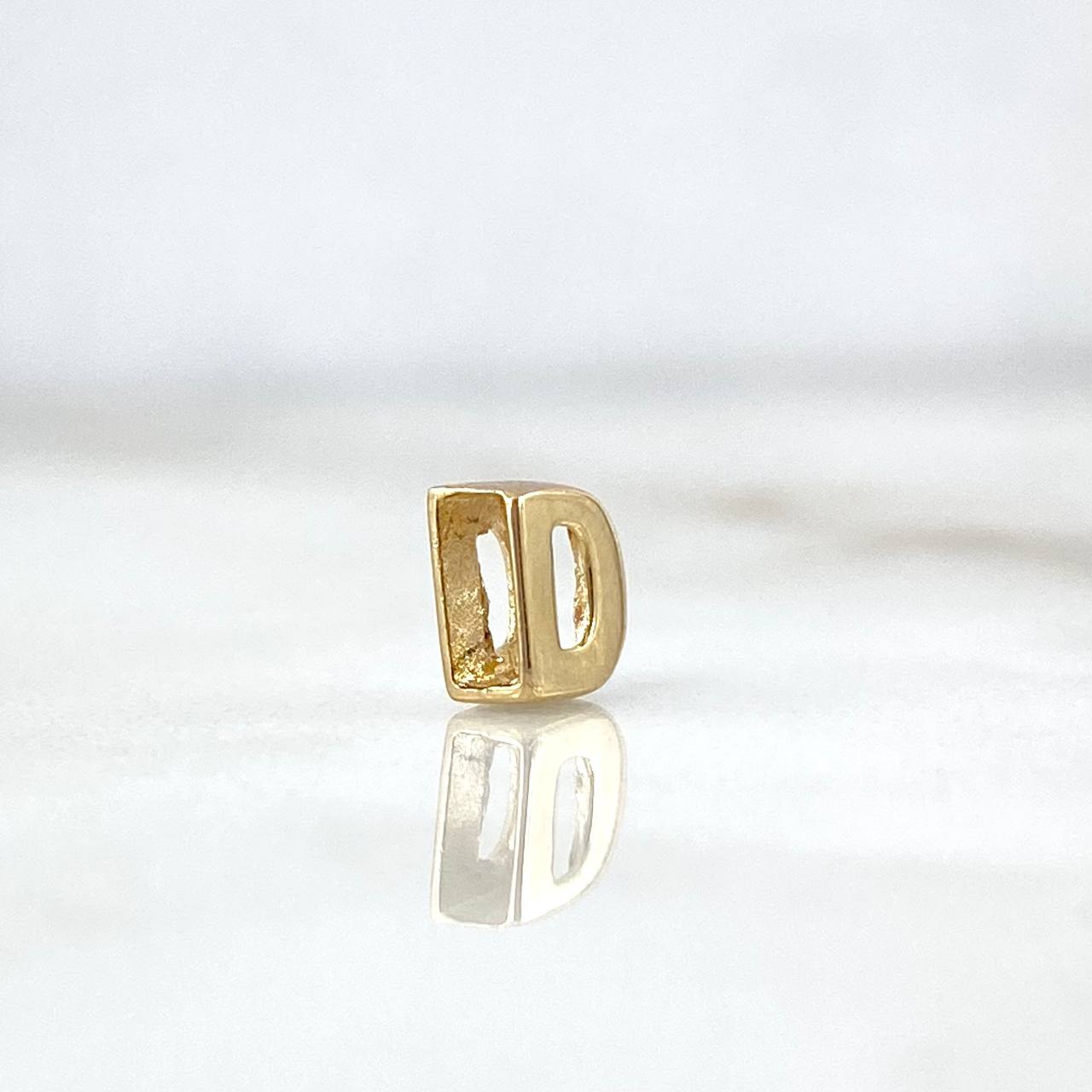 Herraje Letra D 0.35gr / 1/4 in / Oro Amarillo 18K