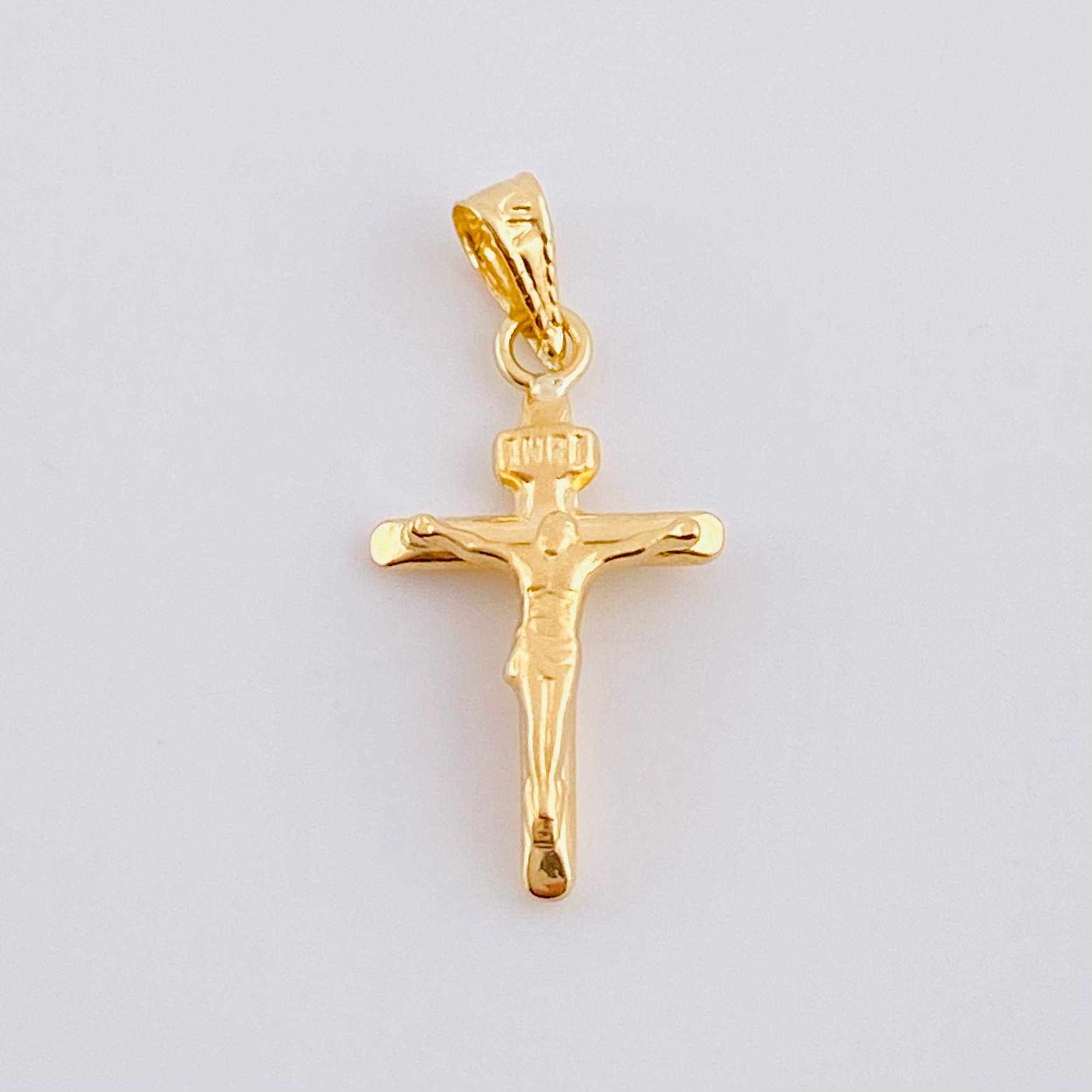 Dije Cruz Cristo Puntas Planas Mate 0.55g / 1 in Oro Amarillo 18K