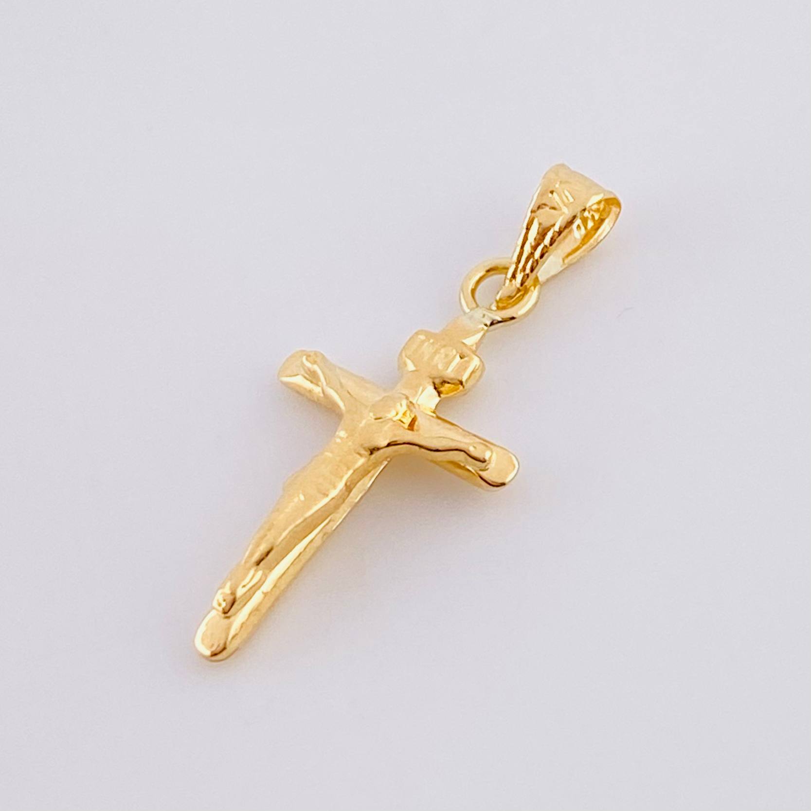 Dije Cruz Cristo Puntas Planas Mate 0.55g / 1 in Oro Amarillo 18K