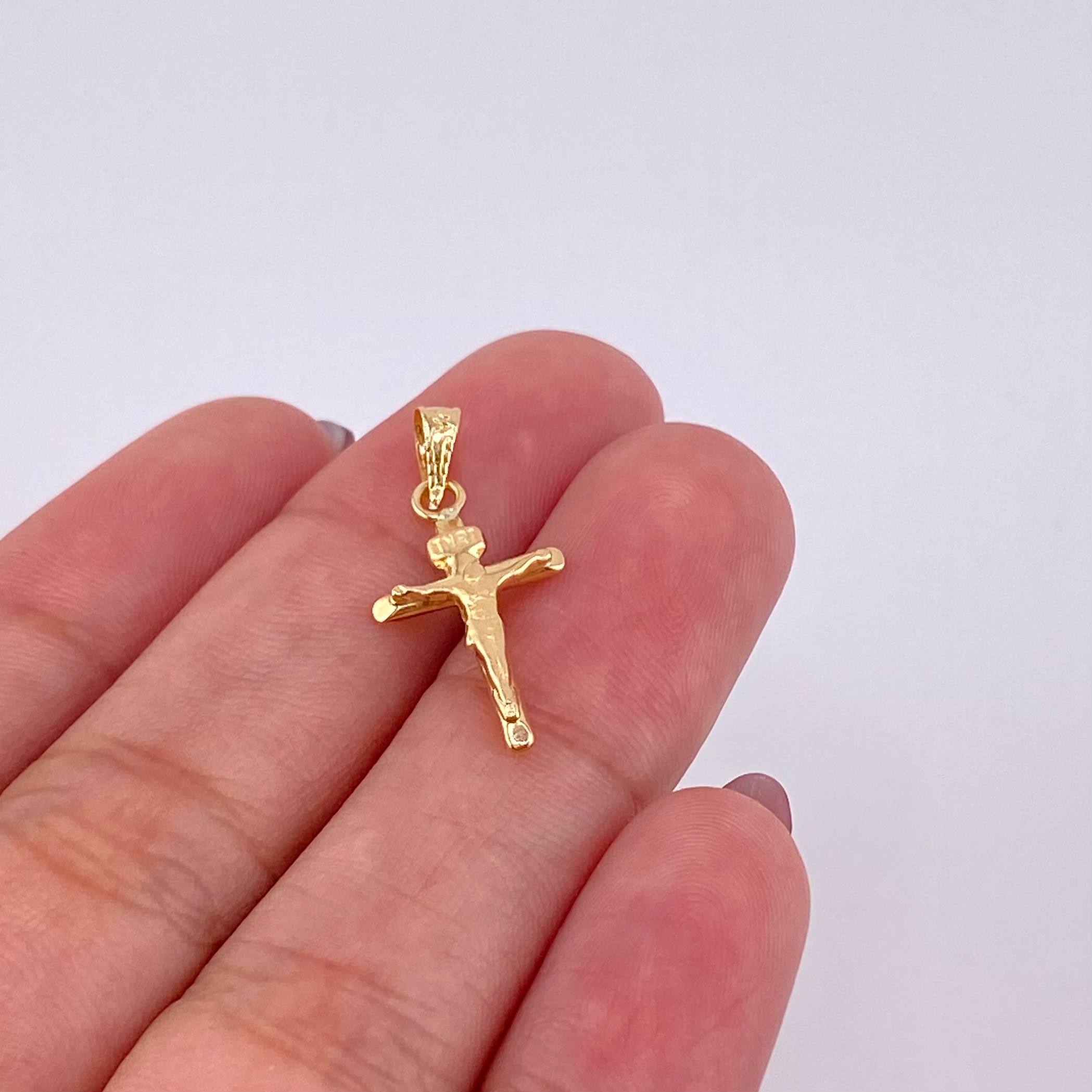 Dije Cruz Cristo Puntas Planas Mate 0.55g / 1 in Oro Amarillo 18K