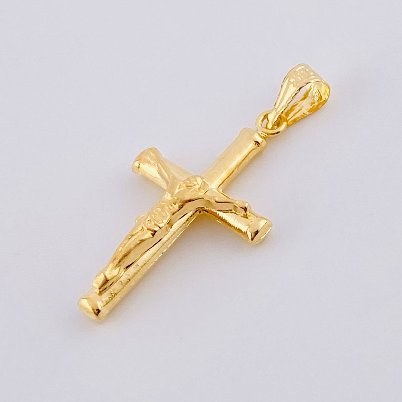 Dije Cruz Cristo Mate 1.35g / 1 1/2 in Oro Amarillo 18K