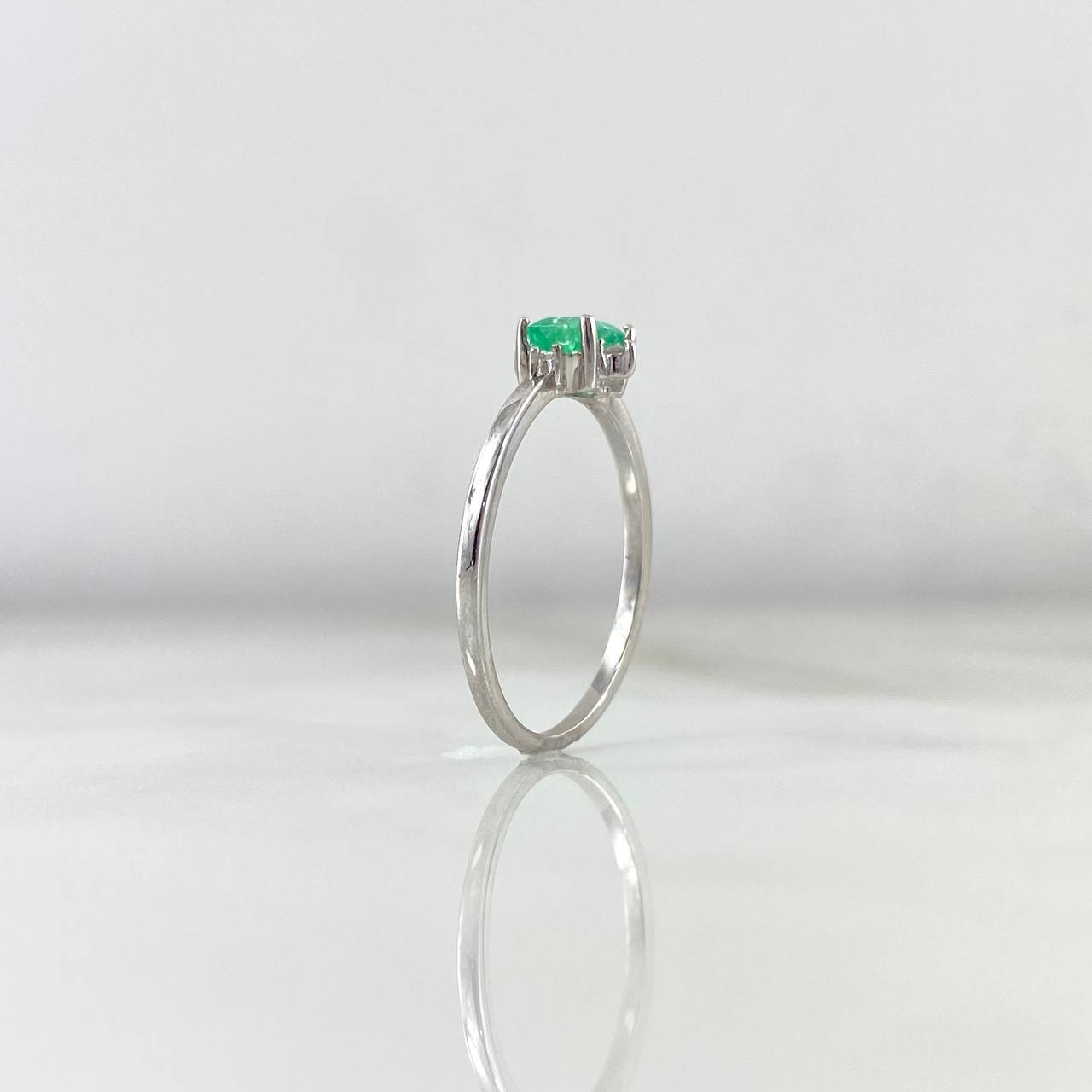 Solitaire Ring Flower Square 2.1gr / Size 8 / Emerald 49pts - White Diamonds 5pts White Gold (Jewelry) ©