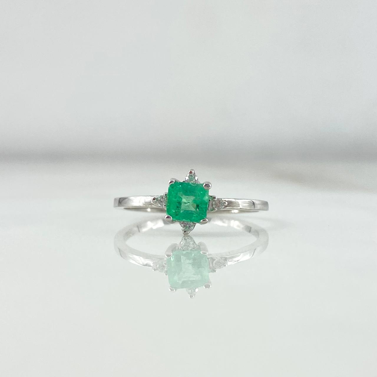 Solitaire Ring Flower Square 2.1gr / Size 8 / Emerald 49pts - White Diamonds 5pts White Gold (Jewelry) ©