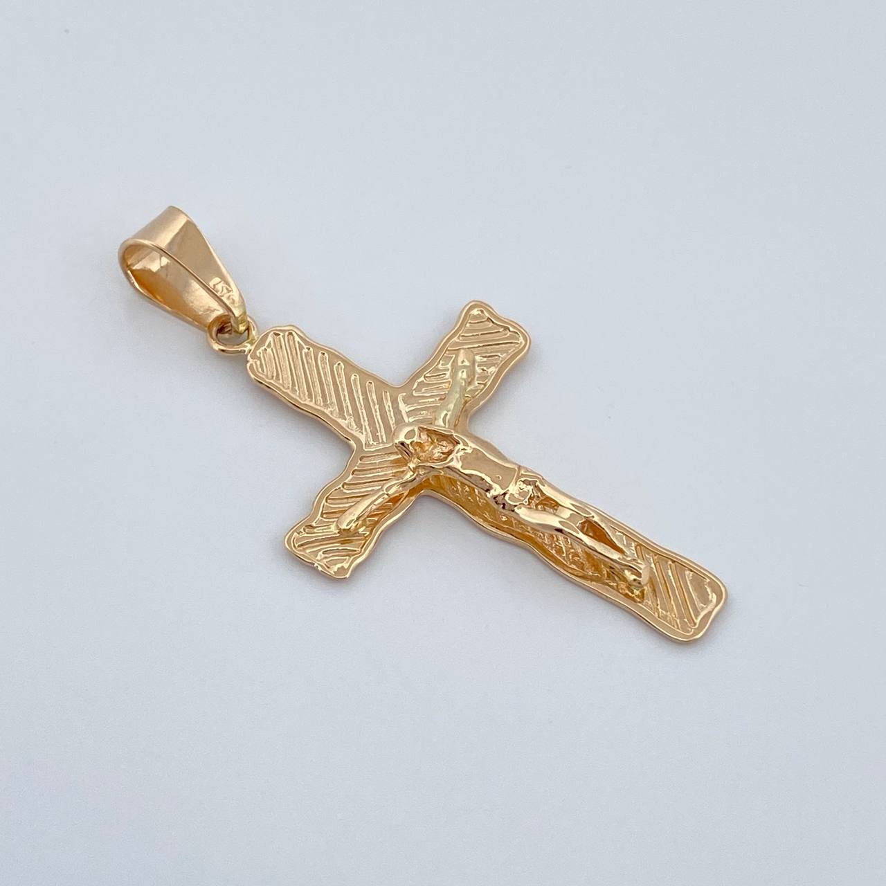 Dije Cruz Cristo  2.6gr / 1 1/2 in / Oro Amarillo 18K %