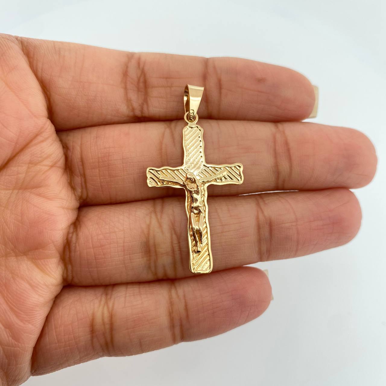 Dije Cruz Cristo  2.6gr / 1 1/2 in / Oro Amarillo 18K %