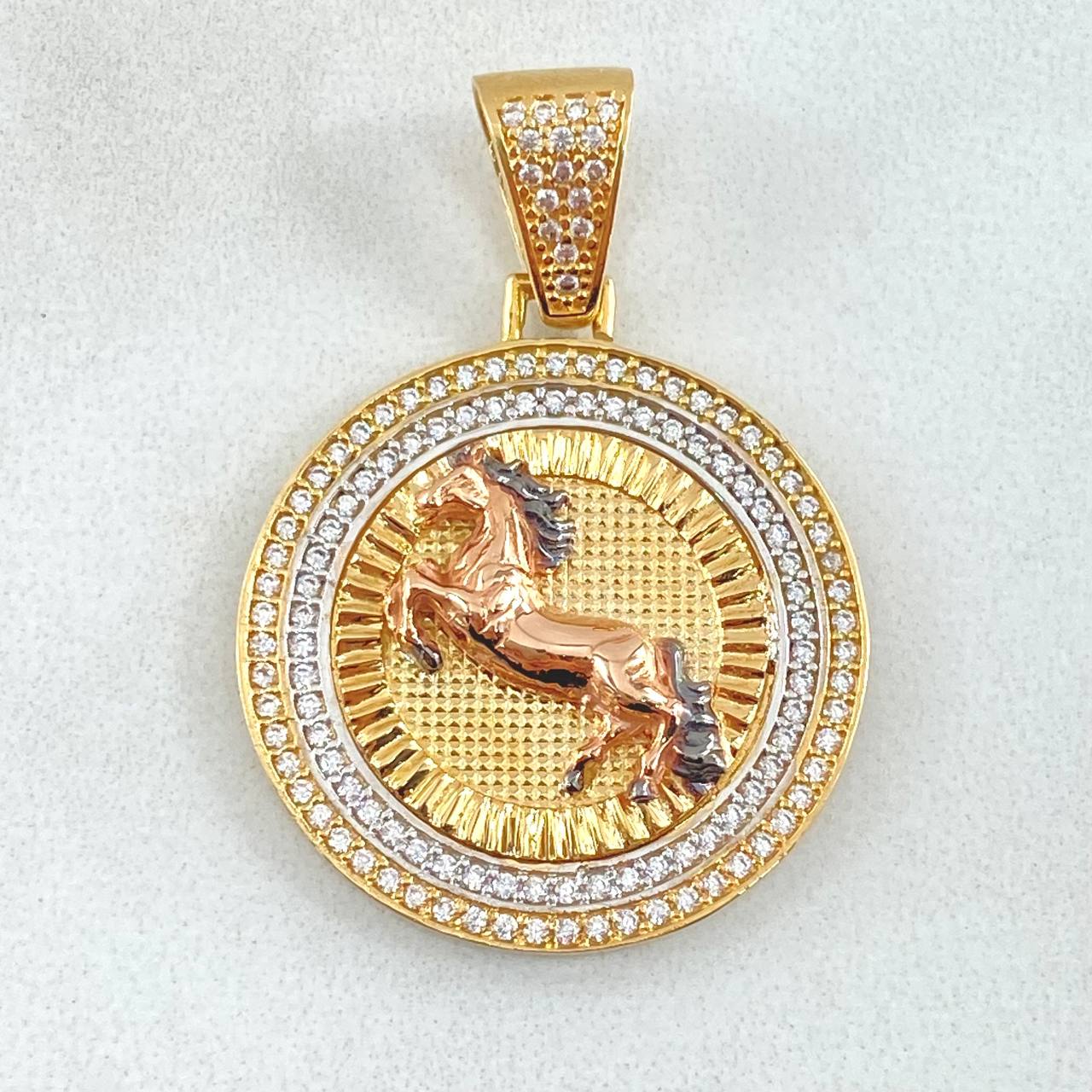 Dije Medalla Caballlo Diamantada 7.1gr / 3.5cm / Oro 18K *