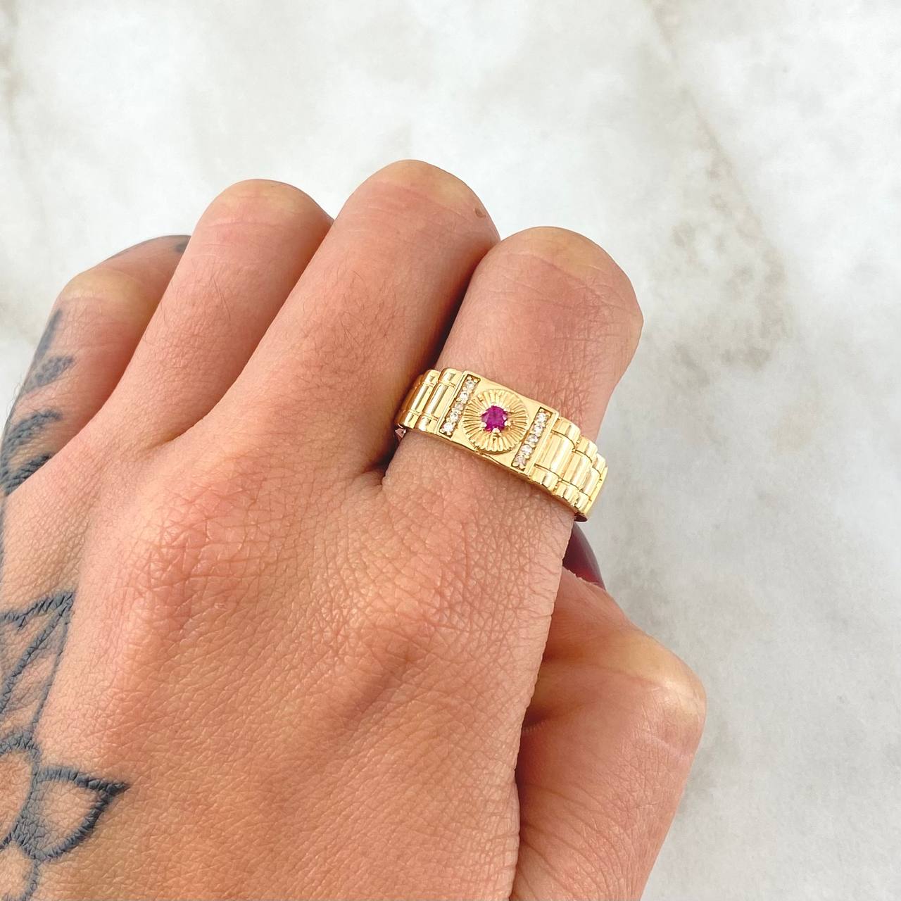 Signet Ring Striped Band 4.85gr / Size 9 1/2 / 18K Gold *