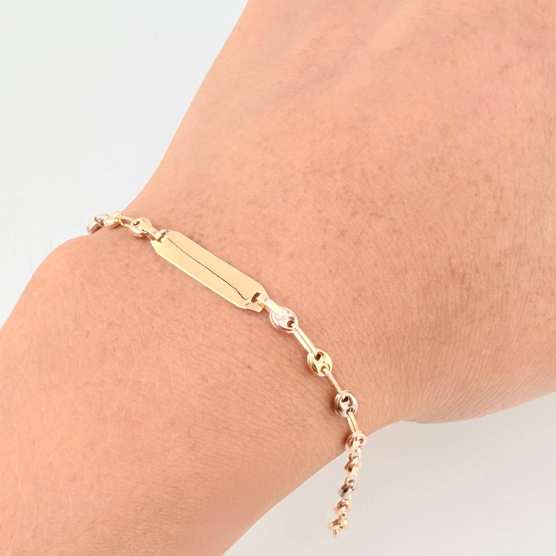 Pulso Bebé GC Placa Rectangular Ovalada 1.5g / 5 3/4 in / 3.3mm Tres Oros 18K