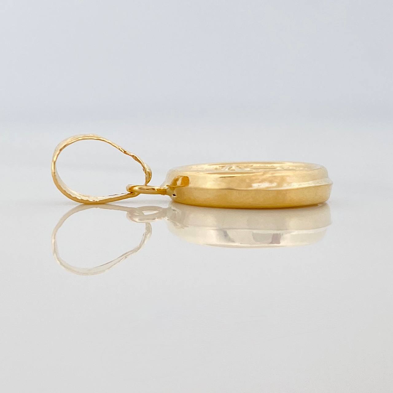 Dije Fe 0.95g / 3/4 in Oro Amarillo 18K