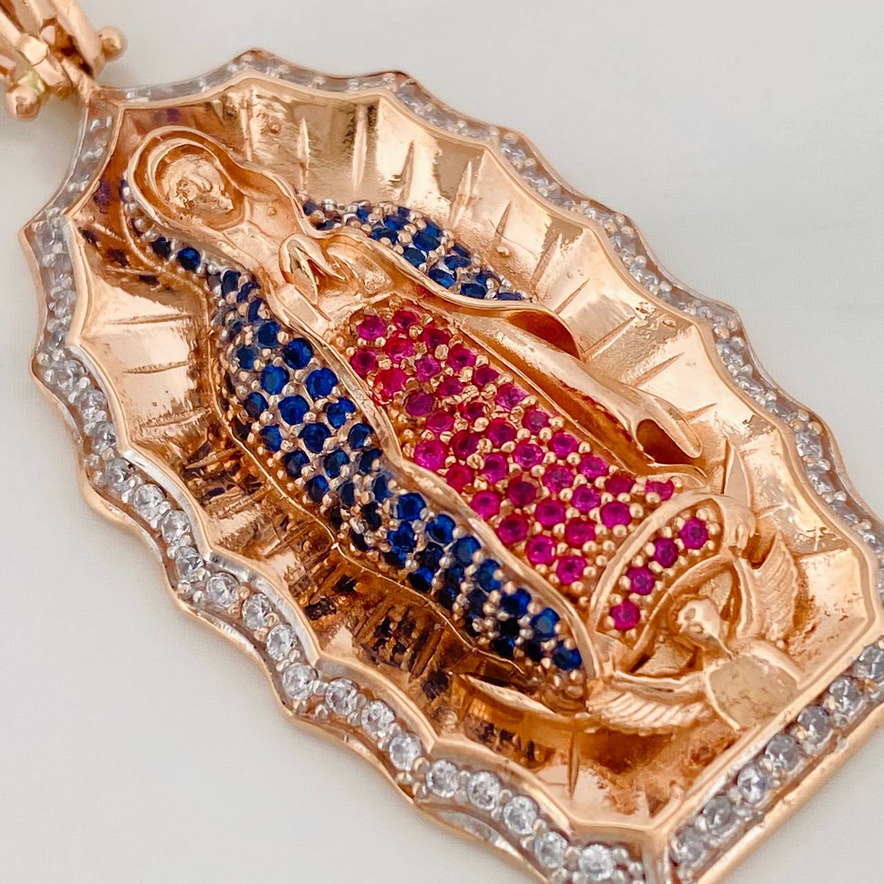 Dije Virgen de Guadalupe 13.45gr / 2 in /  Dos Oros Blanco Rosa 18K $
