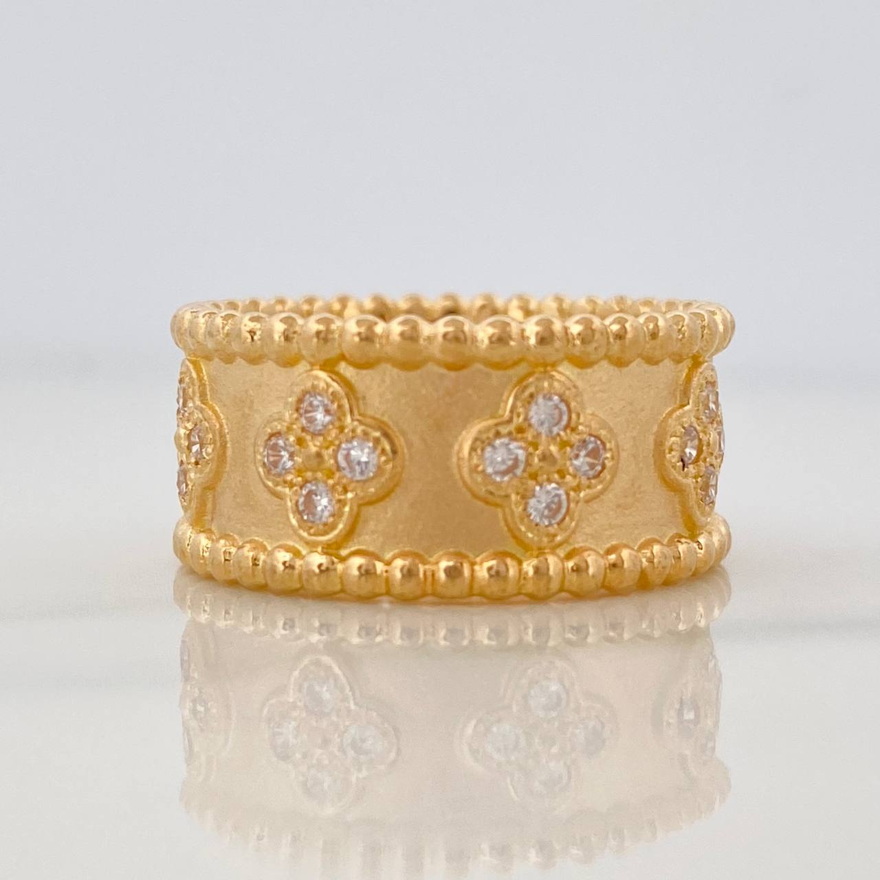 Anillo Trebol Bordado 9.65gr / T7 3/4 / Oro Amarillo 18K $
