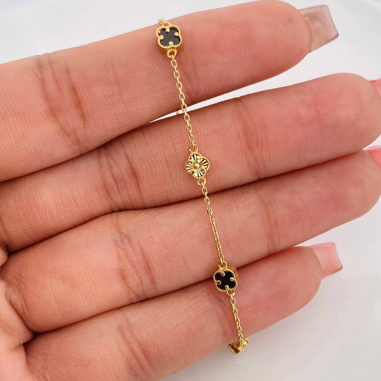 Pulso Aro Seguido Trebol 3.2g / 8 1/4 in / 1.05mm Oro Amarillo 18K
