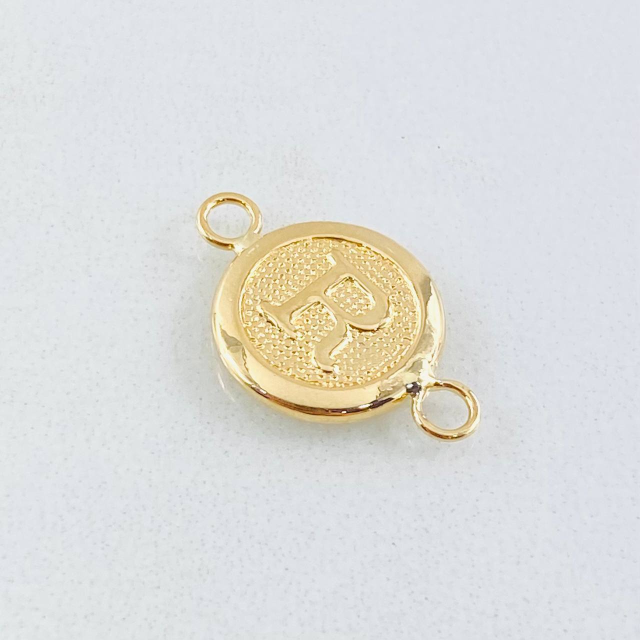 Charm Letter R 0.6gr / 0.7in / 18K Gold ©