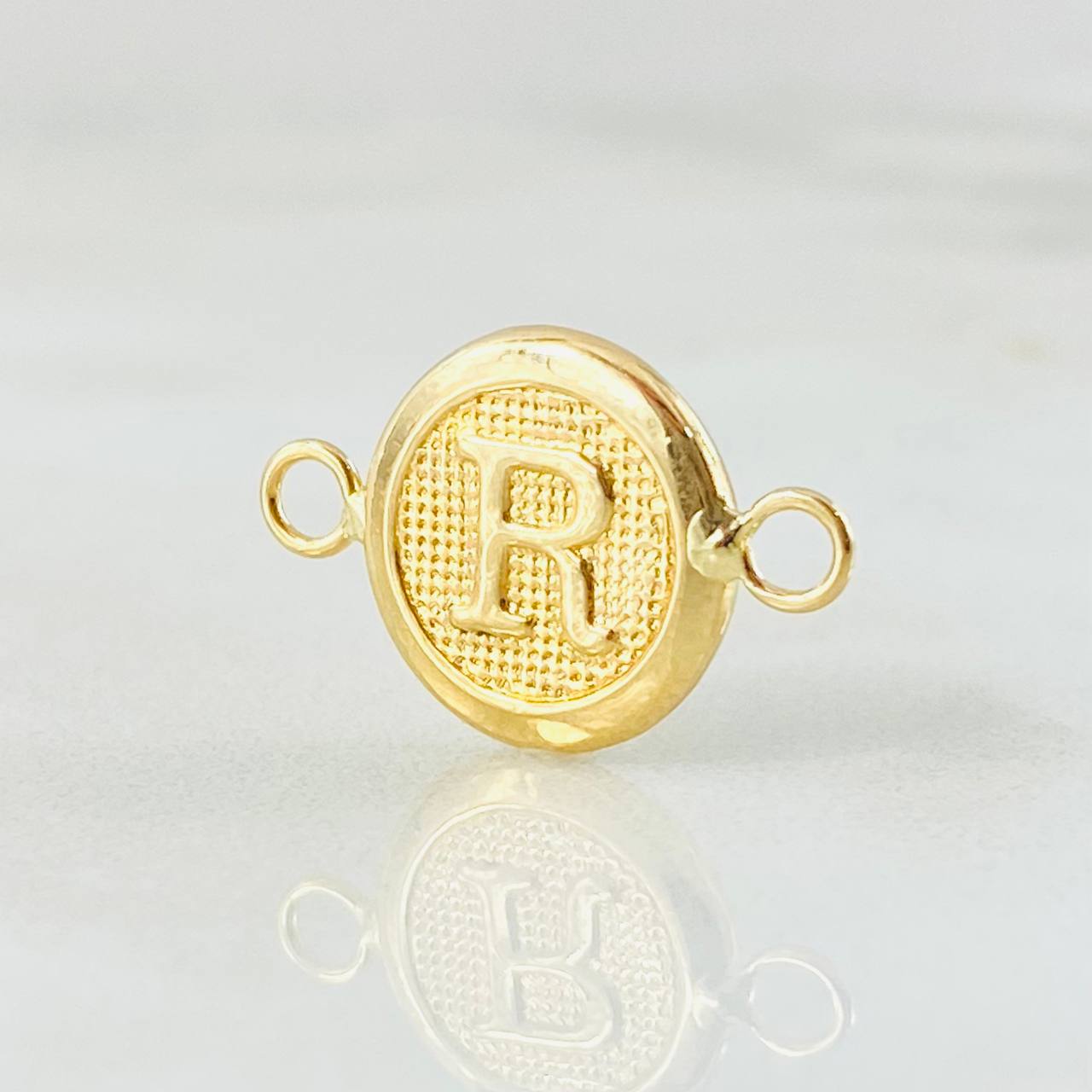 Charm Letter R 0.6gr / 0.7in / 18K Gold ©