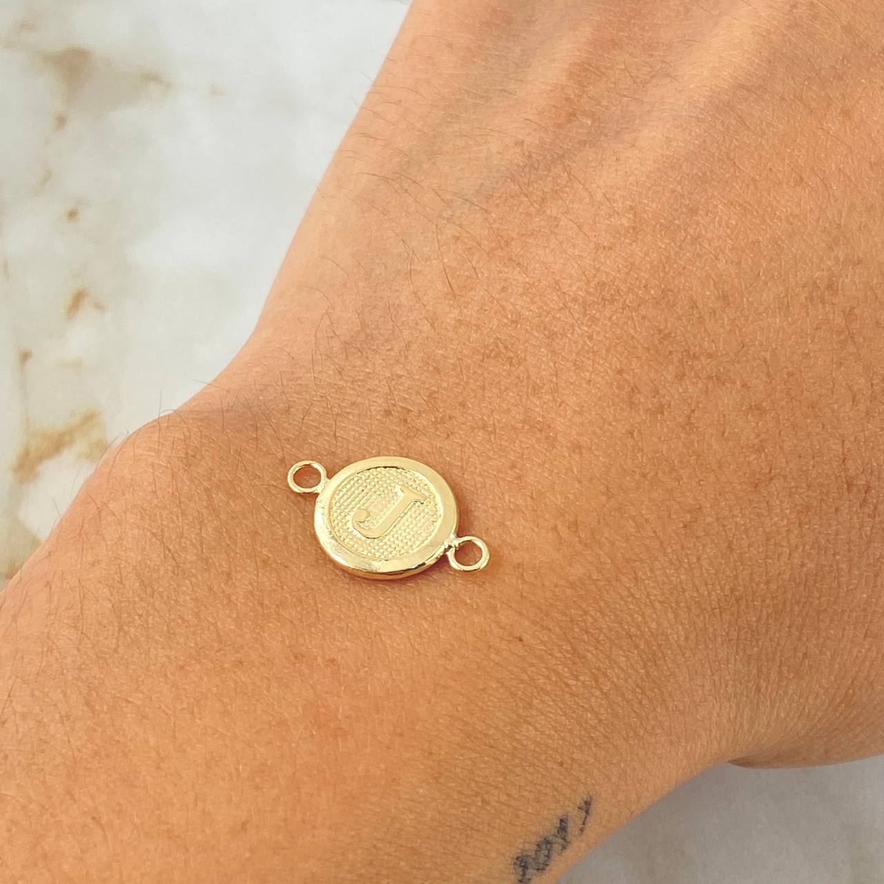 Herraje Letra J 0.4g / 1/2 in Oro Amarillo 18K