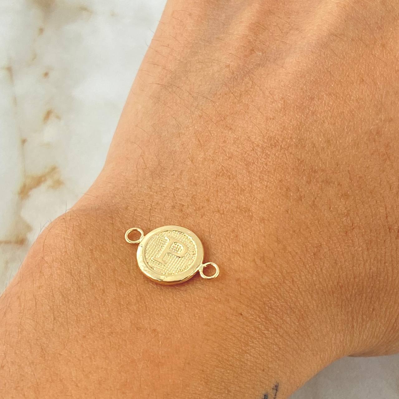 Charm Letter P 0.6gr / 0.7in / 18K Gold ©