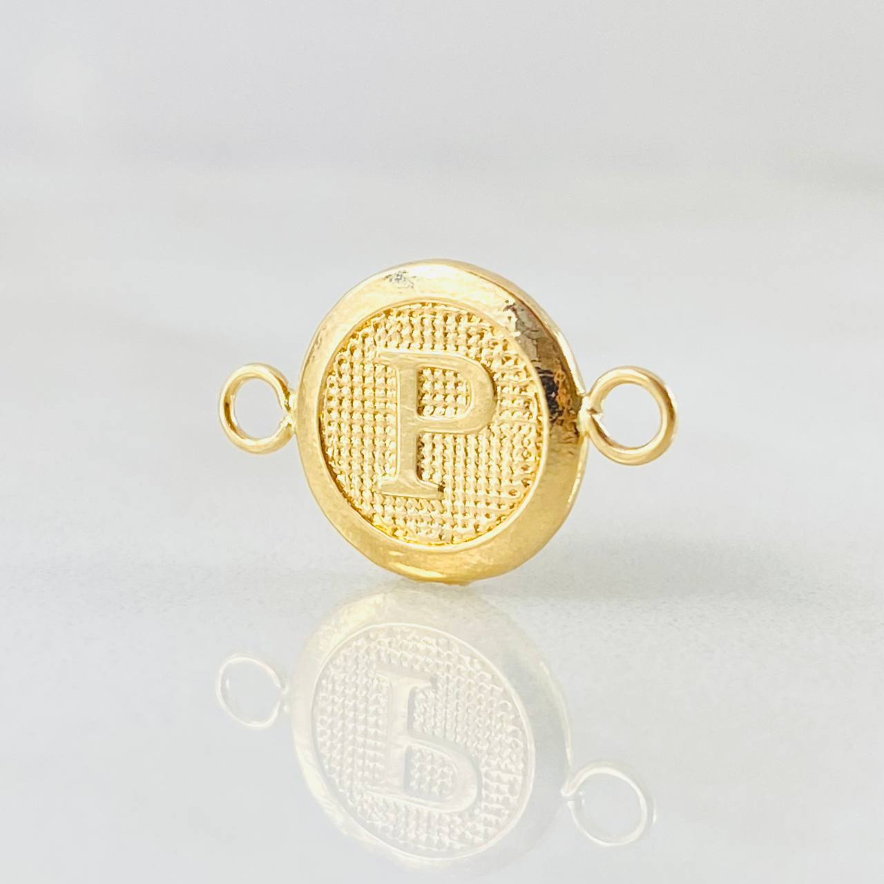Charm Letter P 0.6gr / 0.7in / 18K Gold ©