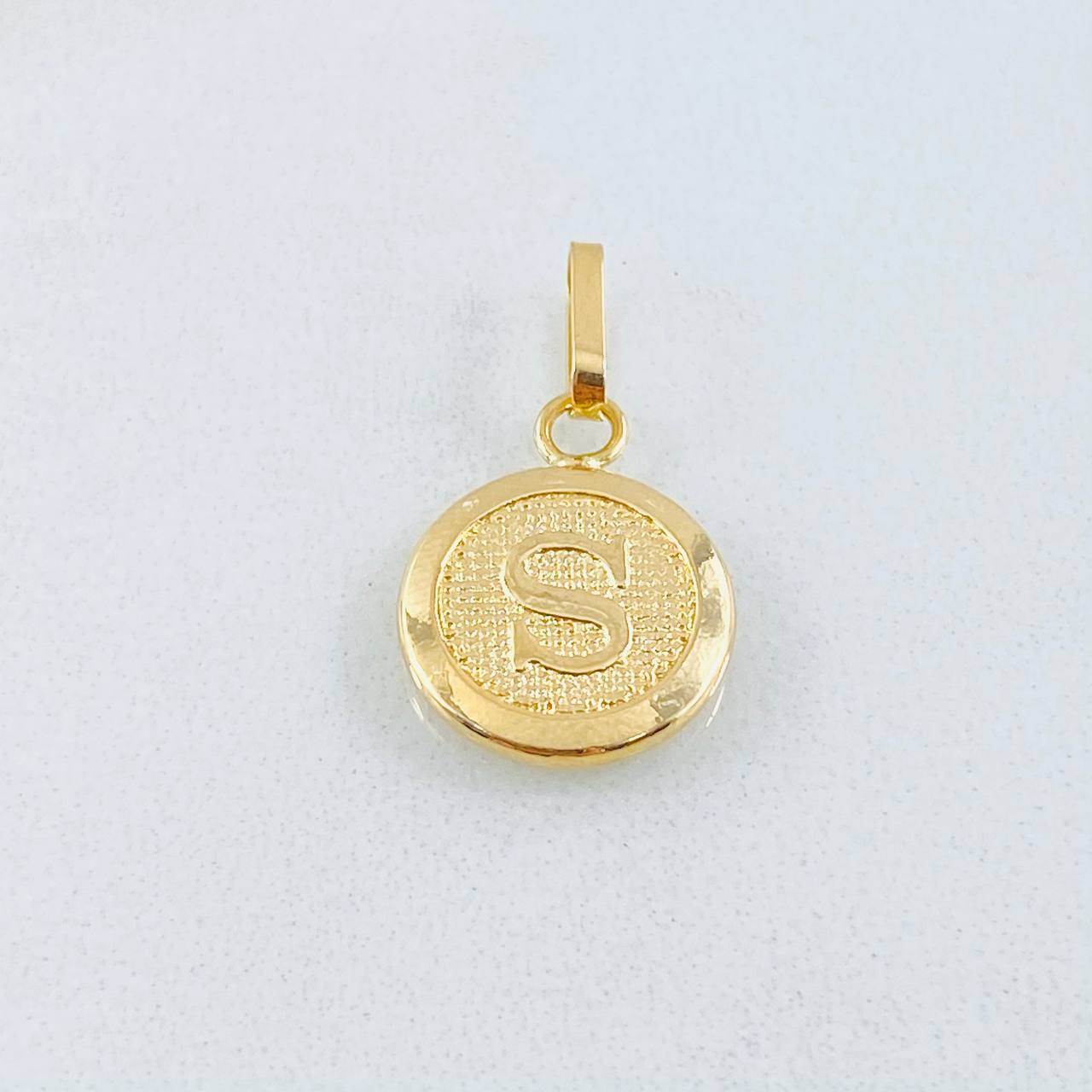 Dije Letra S 0.65gr / 2cm / Oro Amarillo 18K ©