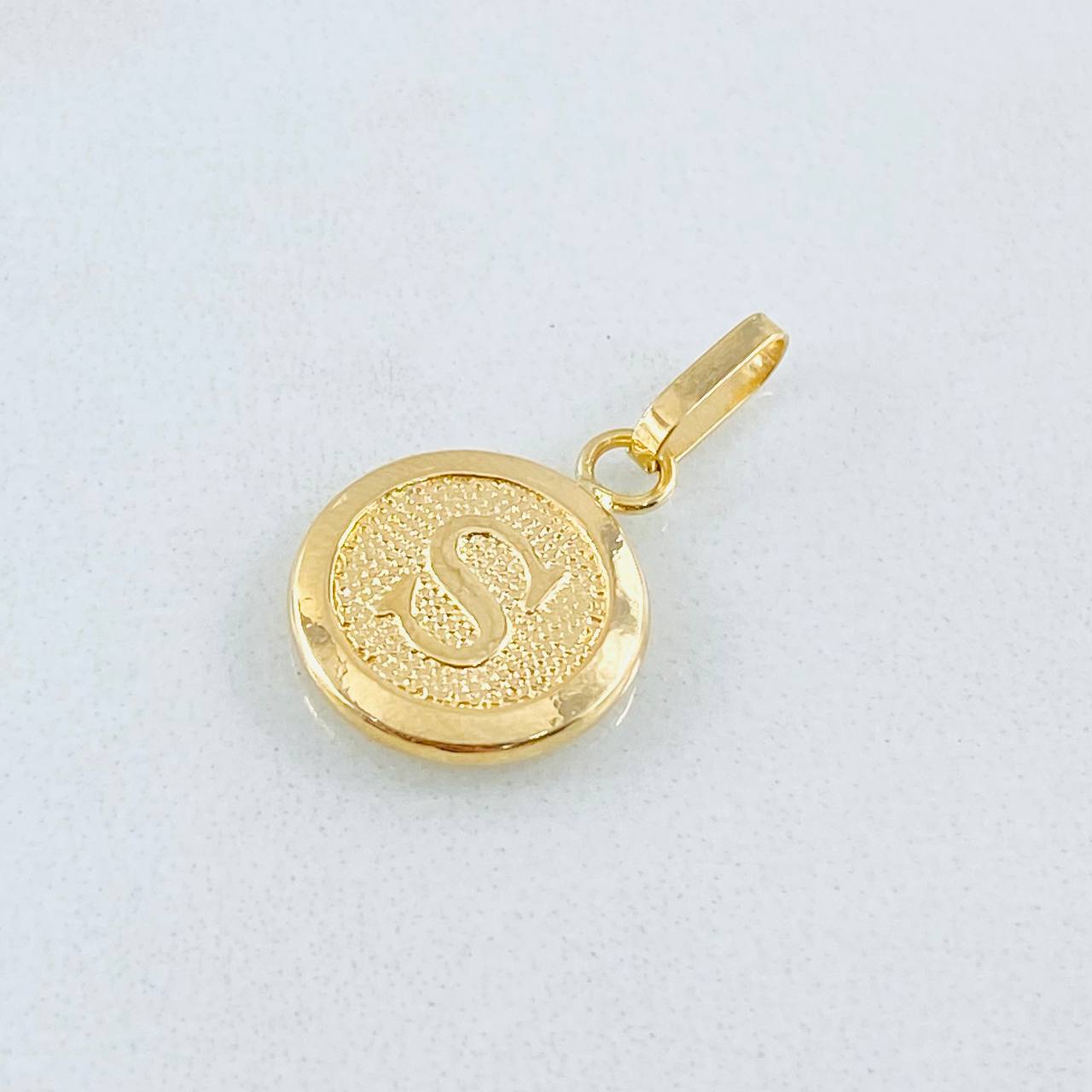 Dije Letra S 0.65gr / 2cm / Oro Amarillo 18K ©