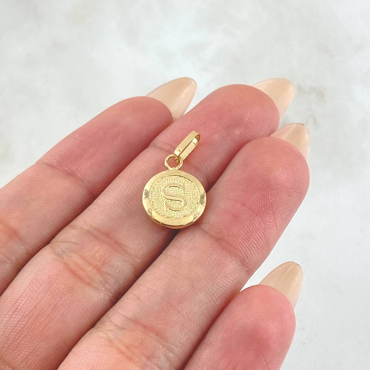 Dije Letra S 0.65gr / 2cm / Oro Amarillo 18K ©