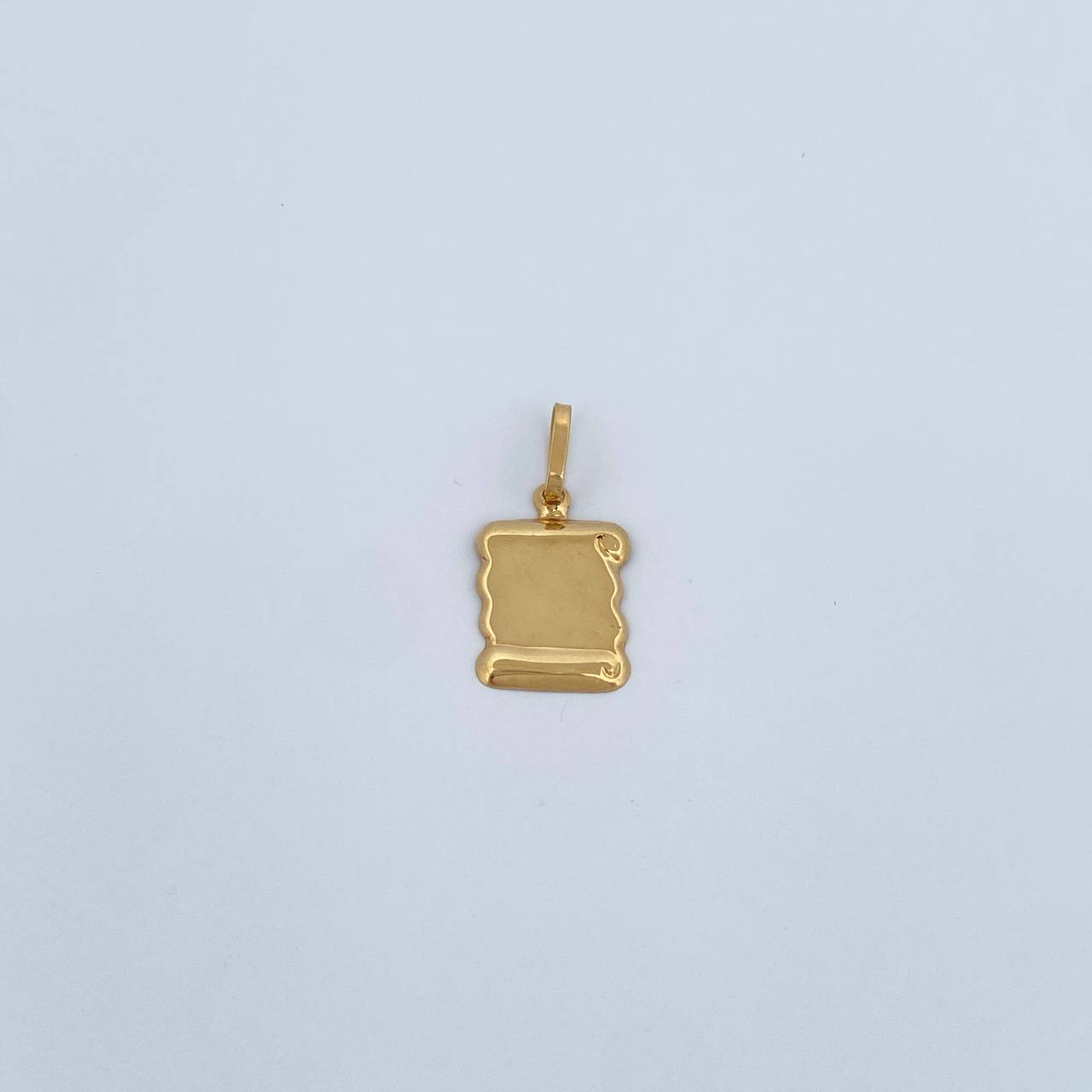 Dije Placa Pergamino 0.7gr / 1 in / Oro Amarillo 18K %