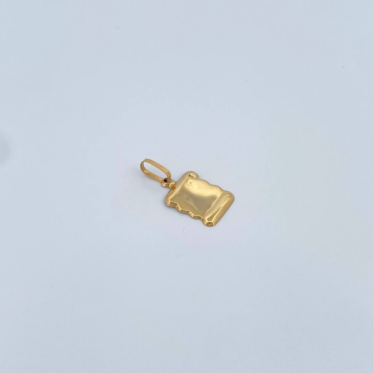 Dije Placa Pergamino 0.75gr / 1 in / Oro Amarillo 18K %