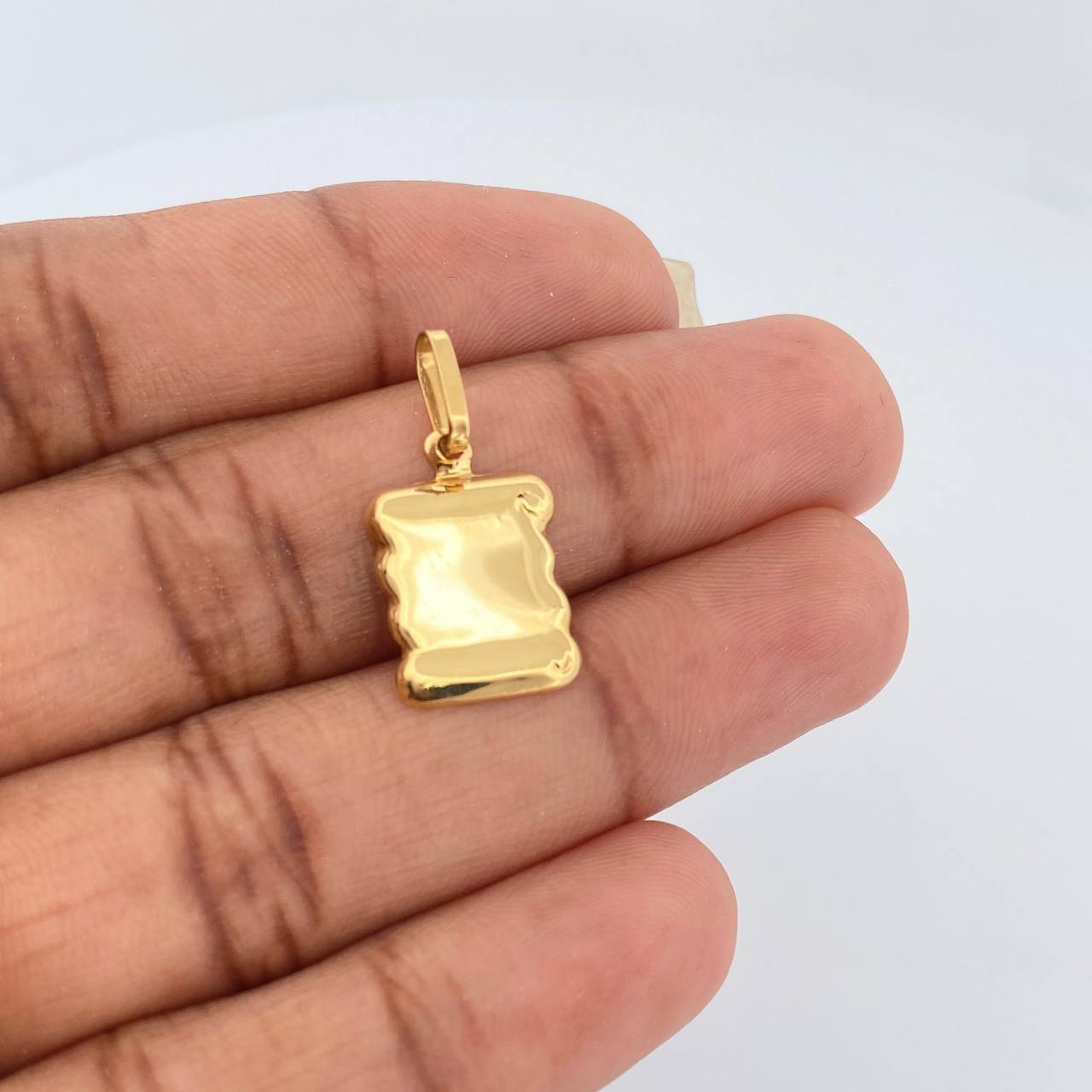 Dije Placa Pergamino 0.75gr / 1 in / Oro Amarillo 18K %
