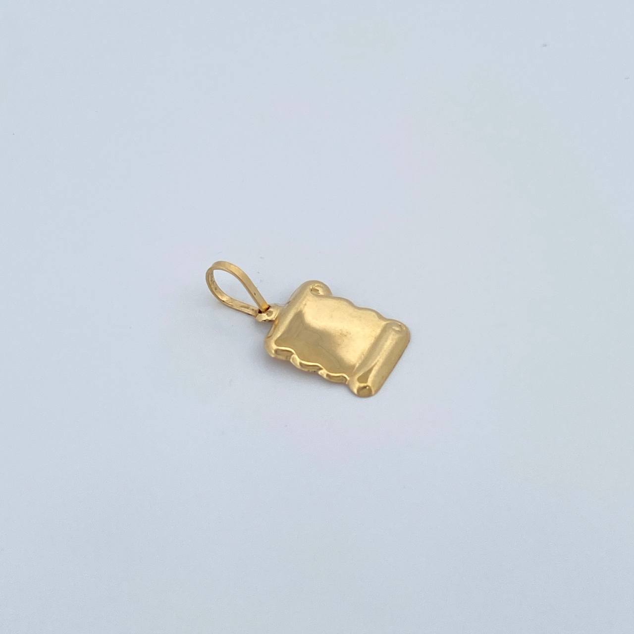 Dije Placa Pergamino 0.8gr / 1 in / Oro Amarillo 18K %