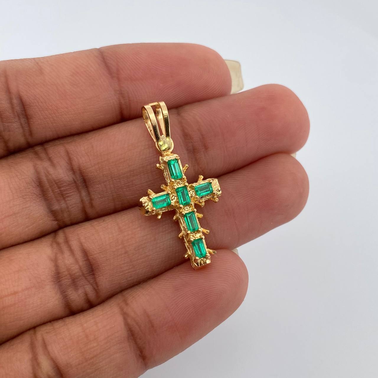 Dije Cruz Barroco Esmeraldas 3.15gr / 1 1/4 in / Oro Amarillo 18K %