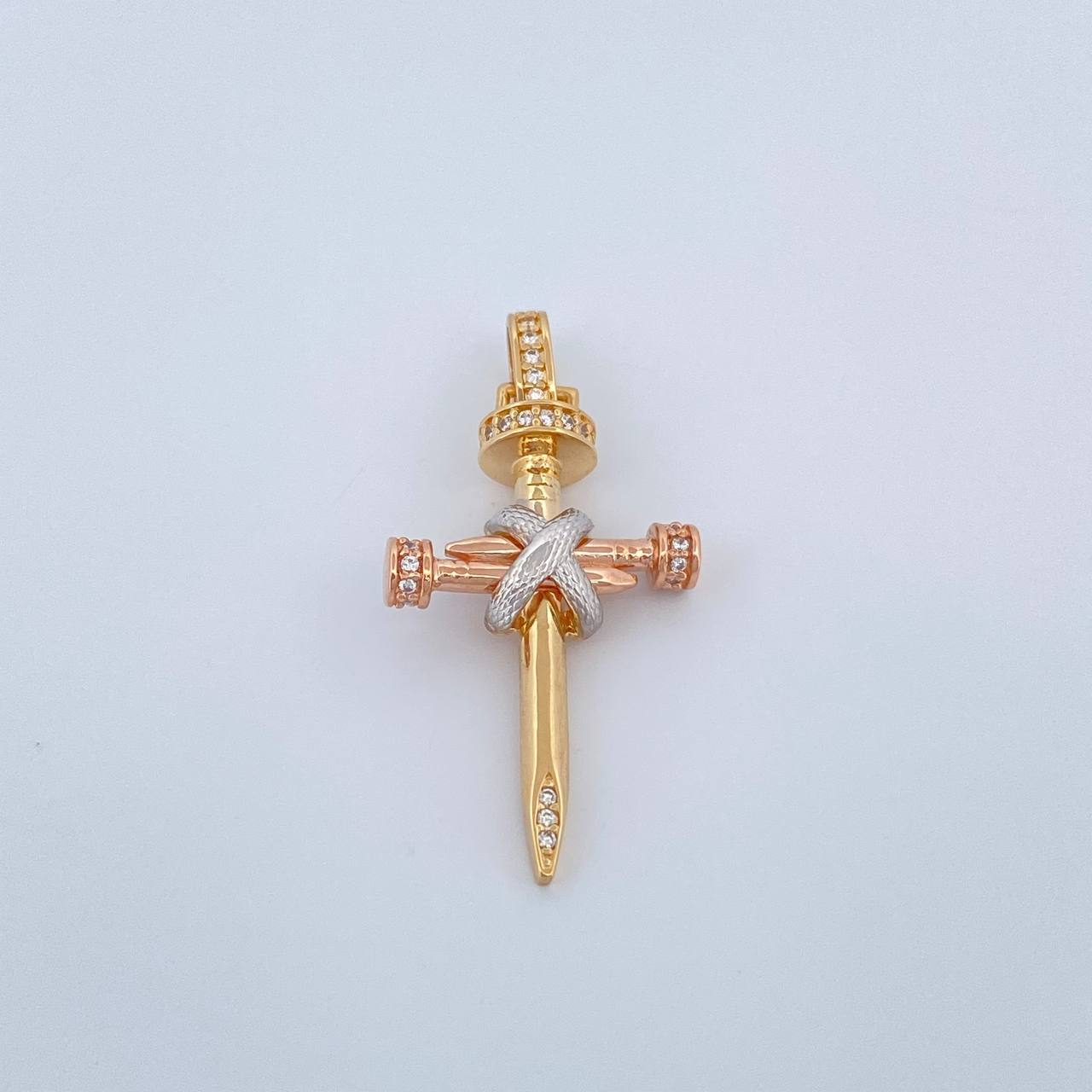 Dije Cruz Clavo Atada 3.8gr / 1 1/2 in / Tres Oros 18K %