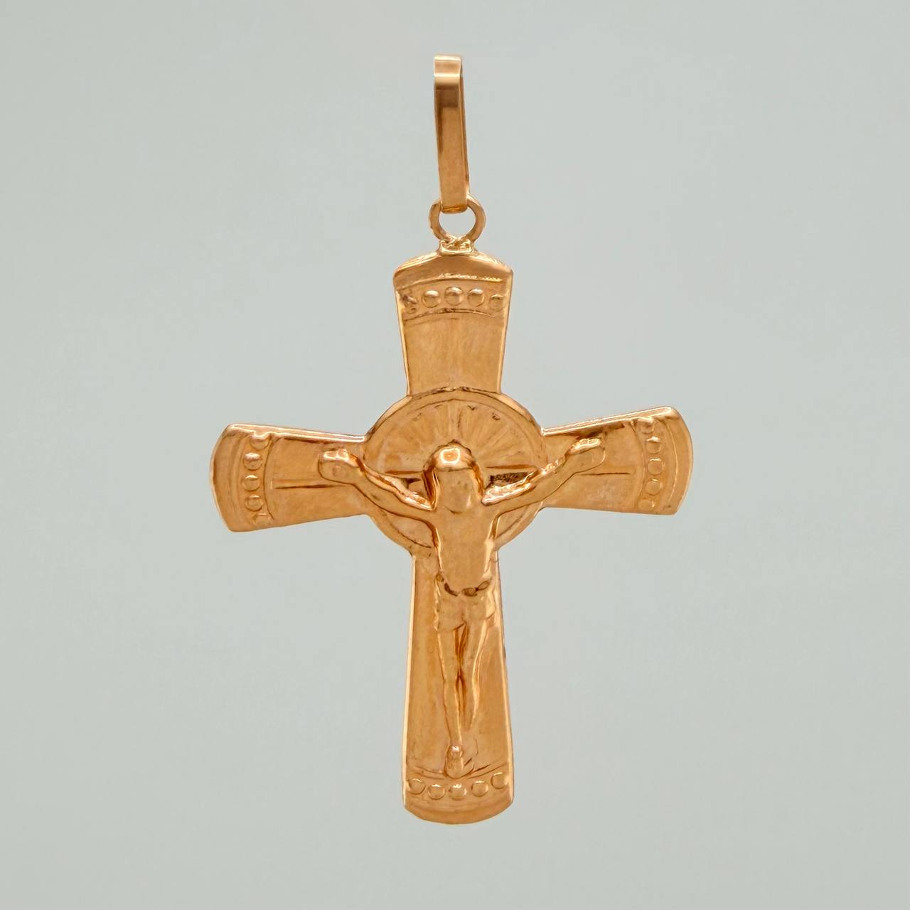 Dije Cruz Cristo 1.85gr / 1 3/4 in / Oro Rosa 18K $