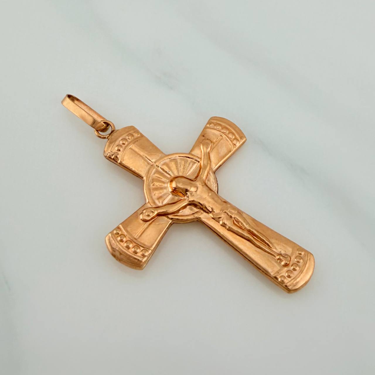 Dije Cruz Cristo 1.85gr / 1 3/4 in / Oro Rosa 18K $