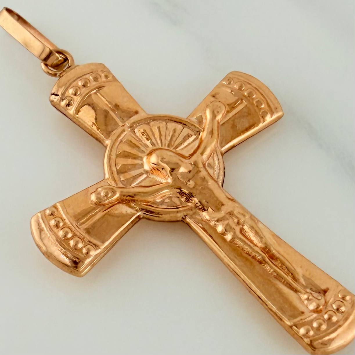 Dije Cruz Cristo 1.85gr / 1 3/4 in / Oro Rosa 18K $
