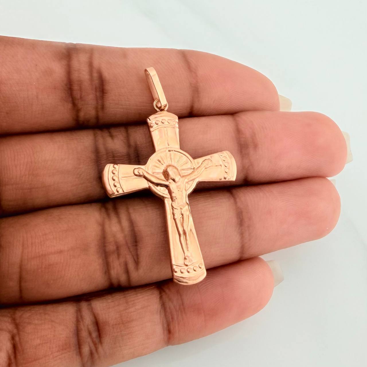 Dije Cruz Cristo 1.85gr / 1 3/4 in / Oro Rosa 18K $