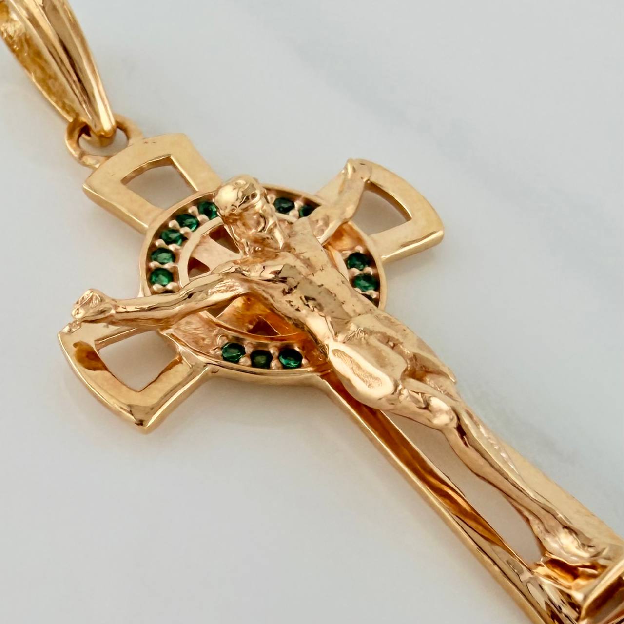 Dije Cruz Cristo Circulo 4.3gr / 1 3/4 in / Oro Amarillo 18K $