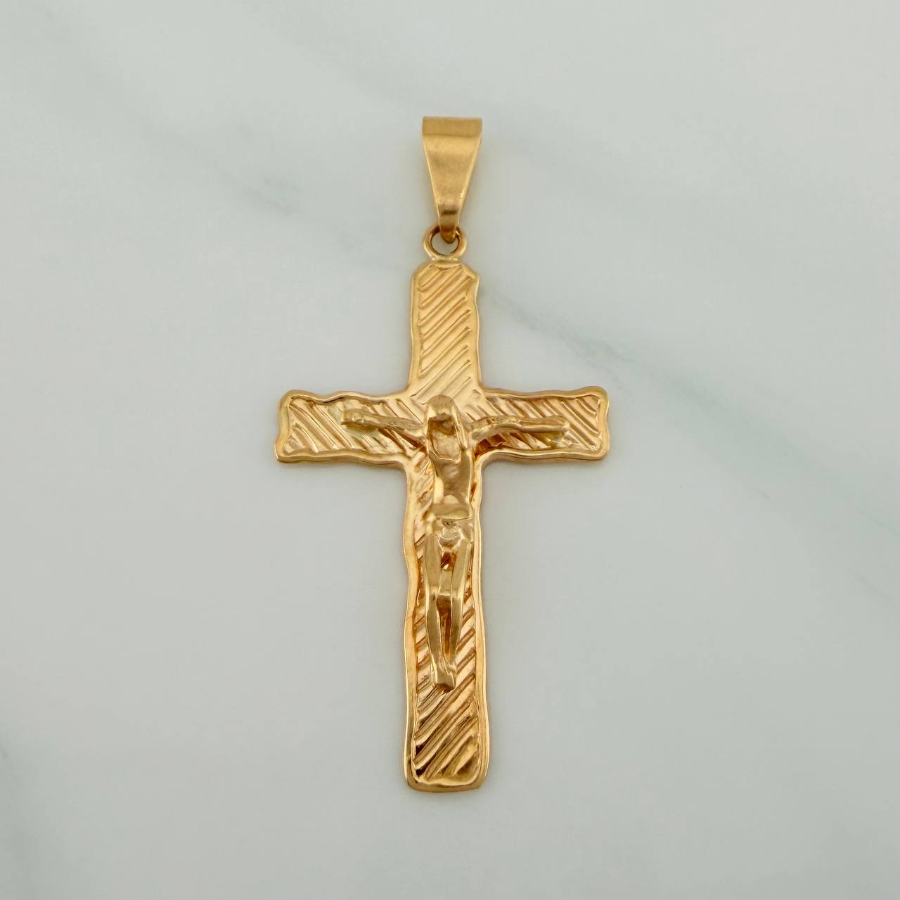 Dije Cruz Cristo 2.7gr / 1 1/2 in / Oro Amarillo 18K $