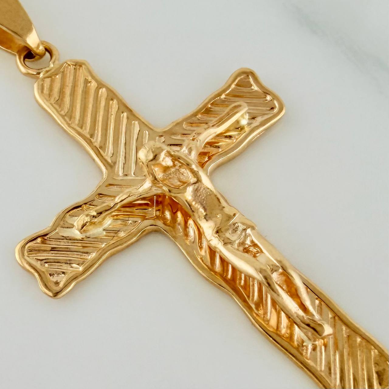 Dije Cruz Cristo 2.7gr / 1 1/2 in / Oro Amarillo 18K $