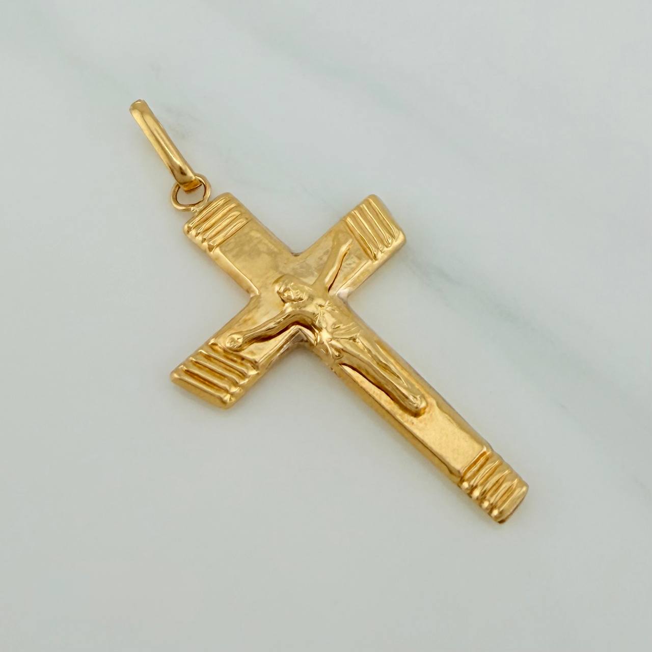 Dije Cruz Cristo 1.5gr / 1 1/2 in / Oro Amarillo 18K $