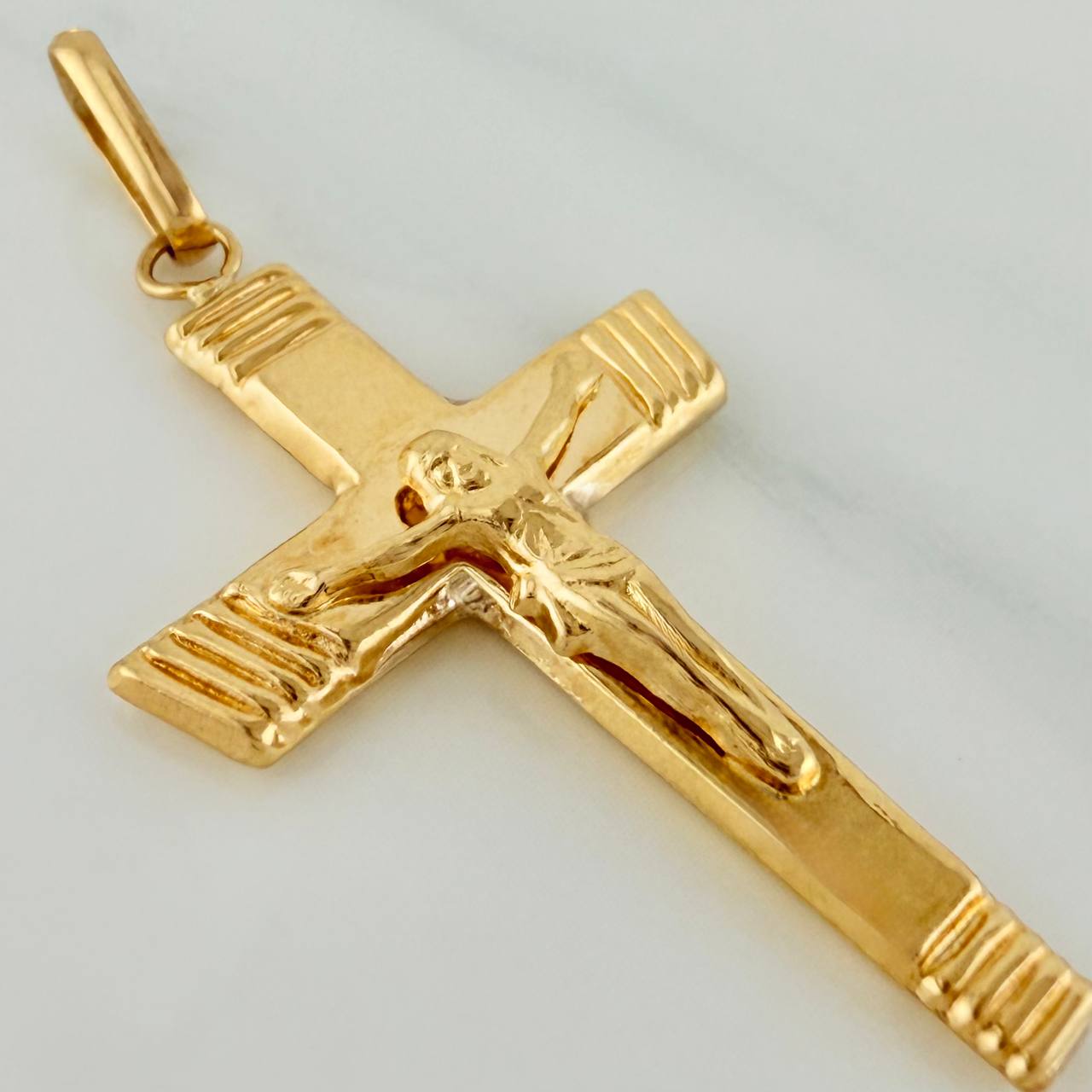 Dije Cruz Cristo 1.5gr / 1 1/2 in / Oro Amarillo 18K $