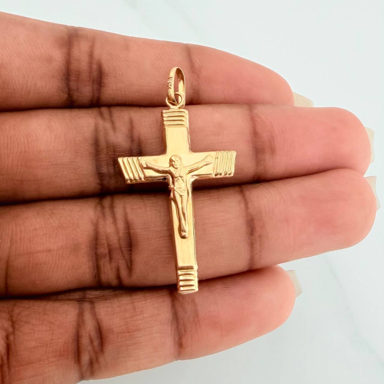 Dije Cruz Cristo 1.5gr / 1 1/2 in / Oro Amarillo 18K $