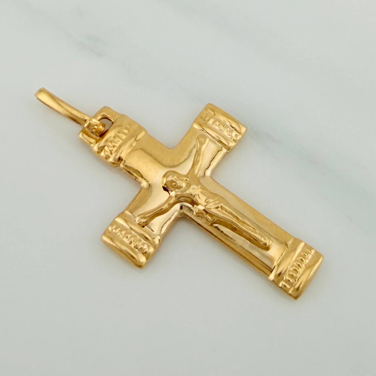 Dije Cruz Cristo 1.7gr / 1 1/2 in / Oro Amarillo 18K $