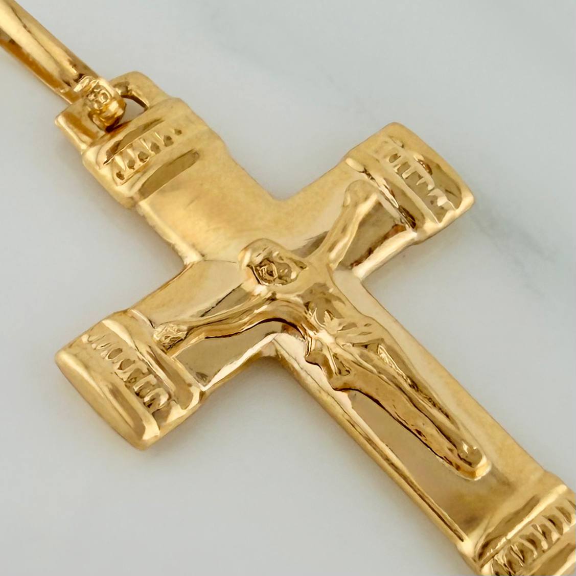 Dije Cruz Cristo 1.7gr / 1 1/2 in / Oro Amarillo 18K $